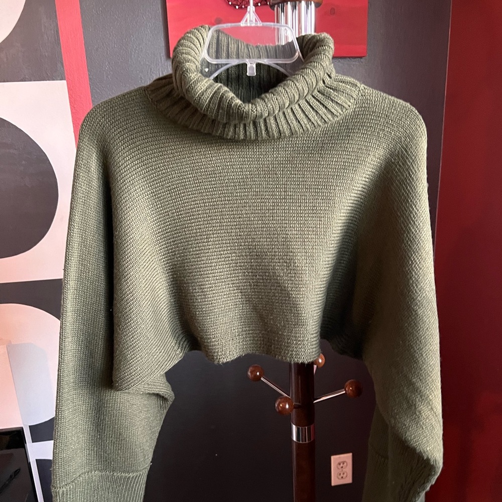 Cropped turtleneck